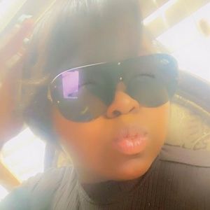 Meet your Posher, Lorie